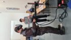 Uczeń szkoły branżowej ćwiczący spawanie na symulatorze VR w pracowni CKZ