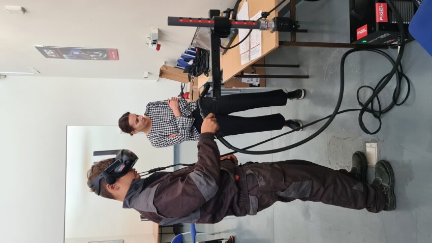Uczeń szkoły branżowej ćwiczący spawanie na symulatorze VR w pracowni CKZ